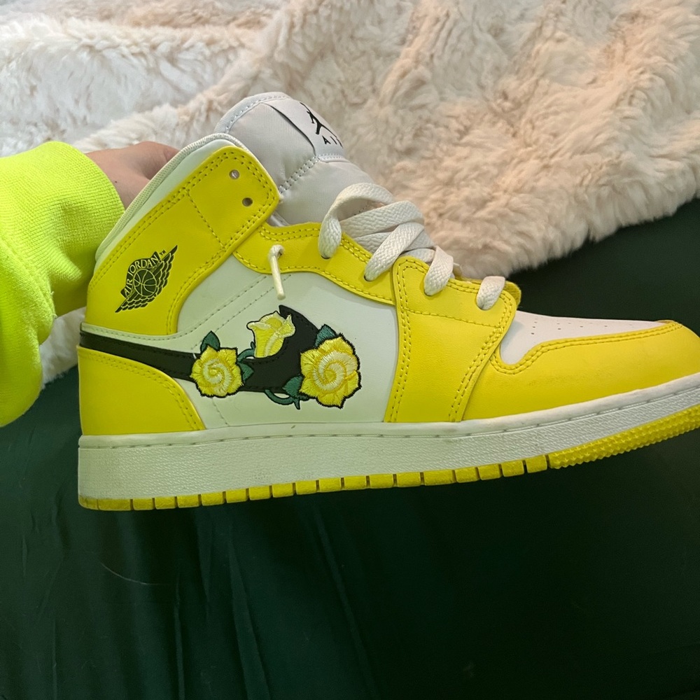 Dynamic Yellow floral Jordans size 7Y